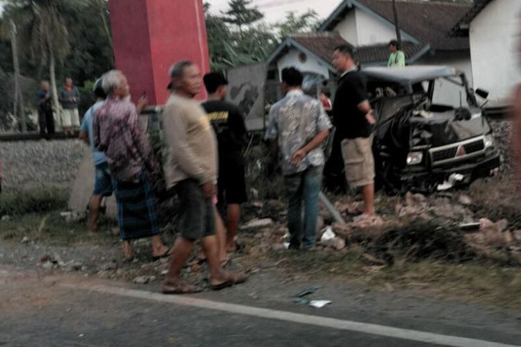 Pikap dari Blora Tertabrak Kereta di Pelintasan Tanpa Palang Pintu, Sopir Tewas